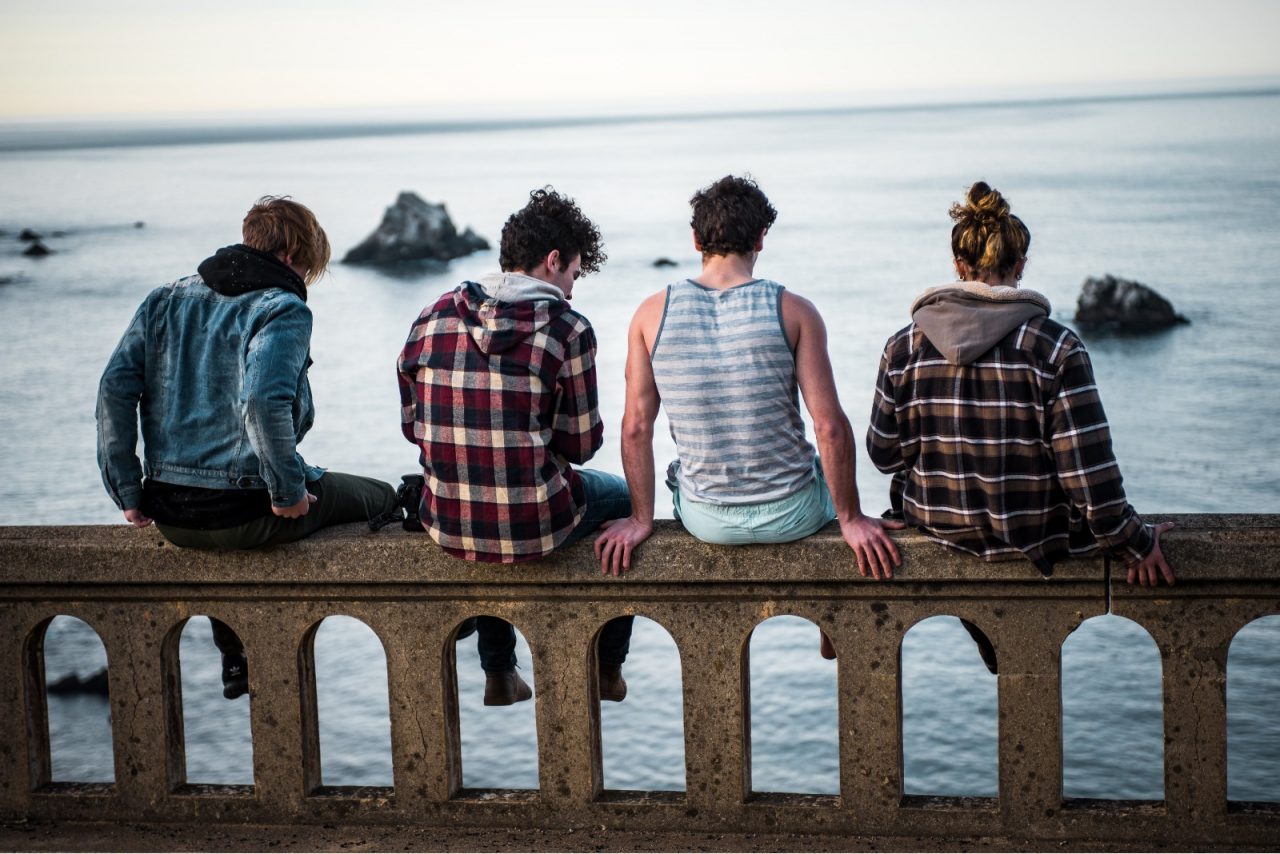 terapia adolescente Foto de adolescentes sentados en una playa