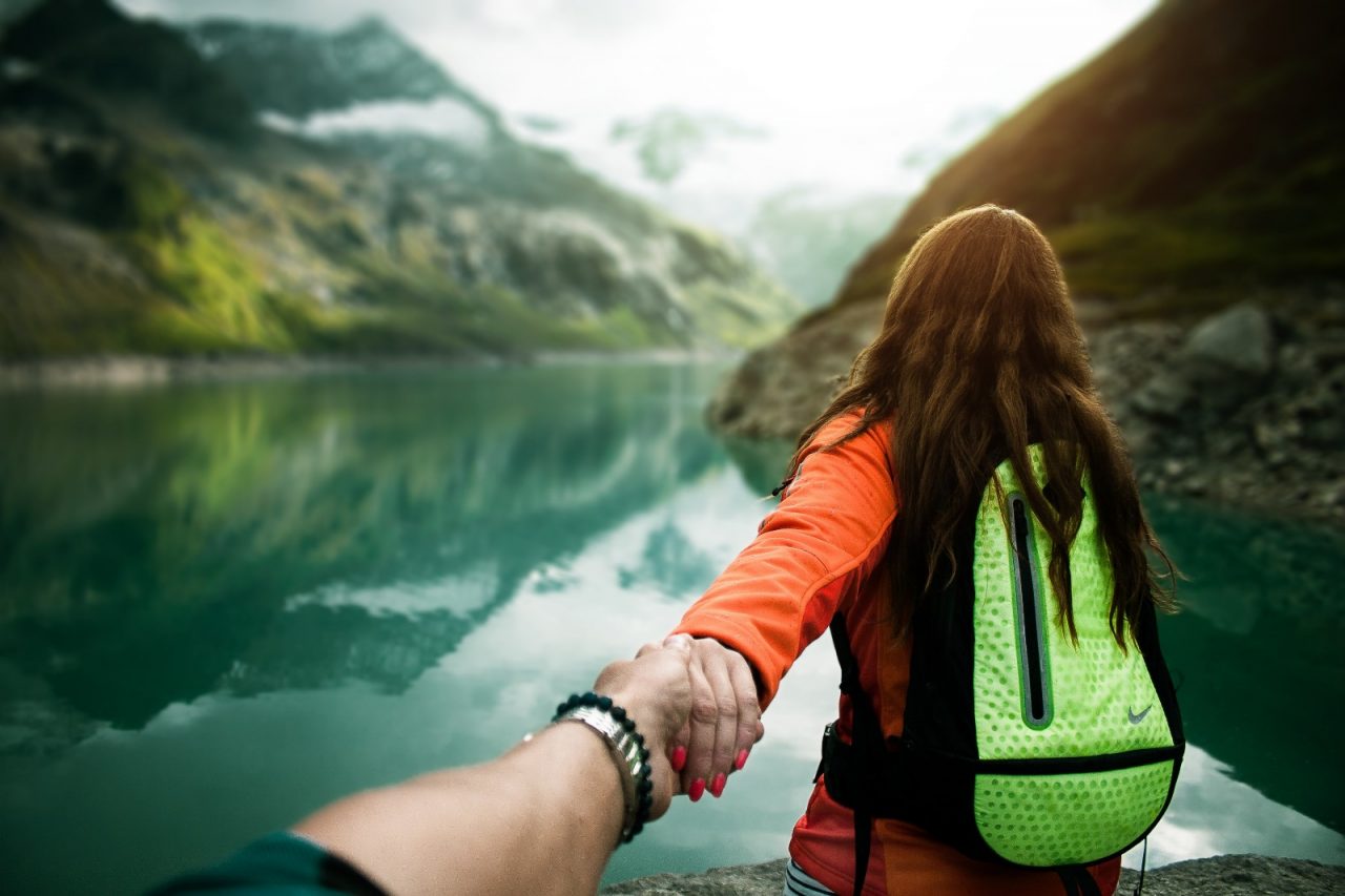 terapia de pareja Foto de pareja tomada de la mano